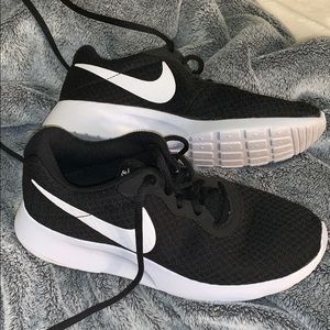 Size 7 Nike running shoe💕
